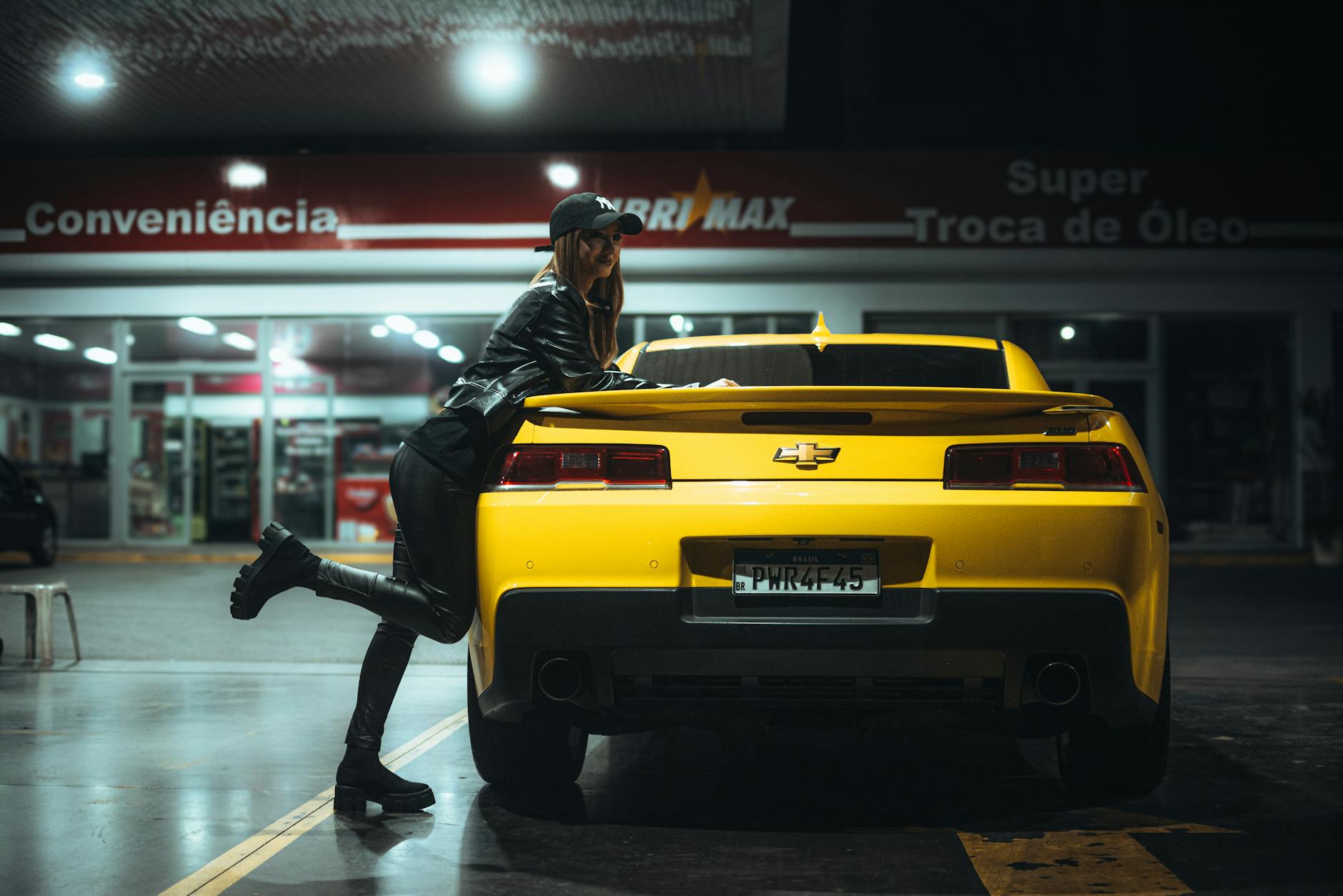 Louer une Chevrolet Camaro bleue pour un événement publicitaire à Bezannes